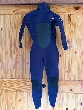 Finisterre Women’s Nieuwland 4.5/3.5mm Yulex® Chest Zip Wetsuit 8s
